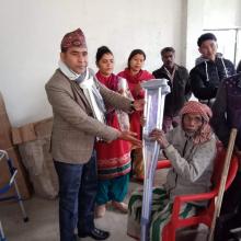 अपांग लार्इ समाग्री वितरण गर्दै गाउँपालिका अध्यक्ष राम प्रसाद पाण्डेय